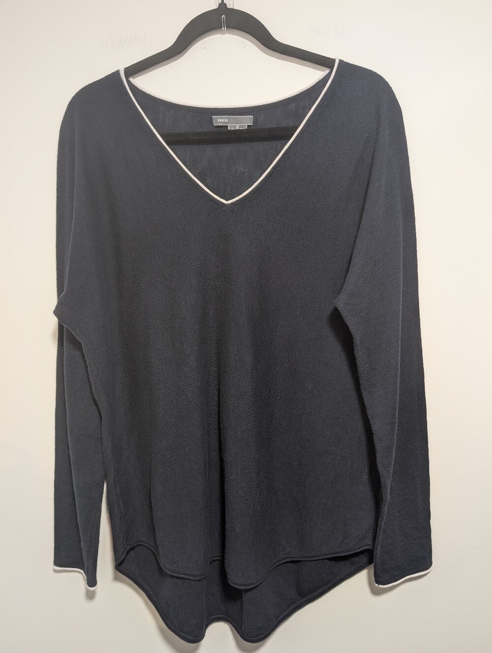 Vince | Contrast Trim Cotton V-Neck Sweater In Navy Blue